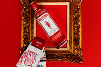 Beefeater x Ode to Socks: Το ολόφρεσκο, αναπάντεχο crossover του αθηναϊκού urban στιλ 