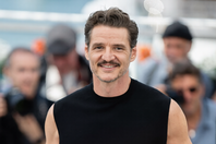 Ο Pedro Pascal πέταξε economy για τις Κάννες και οι πρώην πιλότοι ξεμπροστιάζουν τη χλιδή των private jets