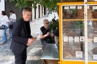 Ο Γουίλεμ Νταφόε στην Αθήνα: πρεμιέρα, κουλούρι και μια συνάντηση με τον Μάριο Μπανούσ