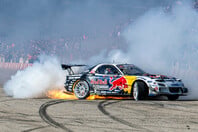 Epic drift shows σε λιμάνι, πλατεία και βουνό: To Red Bull φέρνει τον Mad Mike στην Ελλάδα