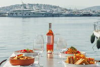 The Whale Athens: Καλοκαιρινό διαμαντάκι που αλλάζει τη ζωή στην πόλη