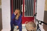 Η Γωγώ Μαστροκώστα και η Ελλάδα που έμαθε να κοιτάζει πρώτα το σώμα