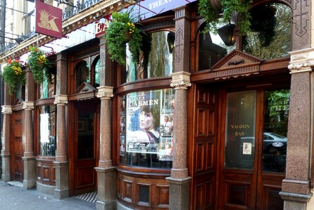 Το πρώτο bar-theatre εκπέμπει SOS