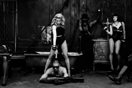 H Madonna σε σαδομαζοχιστικό όργιο με τη Rihanna;