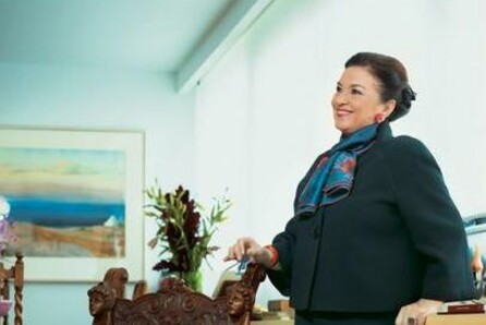 Η Μαρίνα Λαμπράκη-Πλάκα στο Δημοτικό Θέατρο Πειραιά