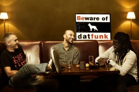 Η Karamuza σαλπίζει Datfunk Band