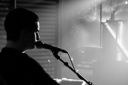 Ο Πέτρος Λοΐζος και η παρέα του στο White Noise