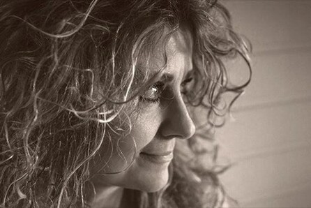 Ελισσάβετ Καρατζόλη, «Κλείσε τα σκούρα»