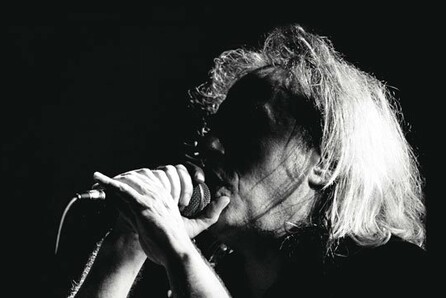 Γιάννης Αγγελάκας - «Από τις Τρύπες στη Γελαστή Ανηφόρα, μια ίσια γραμμή σ’ έναν βρώμικο χάρτη»