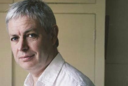 O Jonathan Coe συζητά με τη Μαριλένα Αστραπέλλου