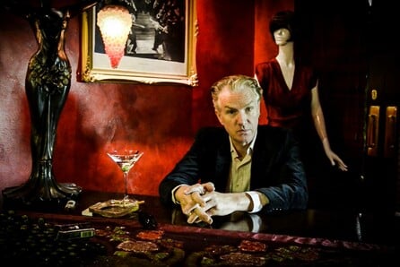Ο Mick Harvey ερμηνεύει Gainsbourg