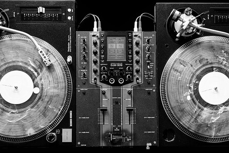 Nicolas Dales, Trixx, Steph / 18 Nov / Steam