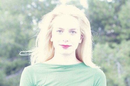 Nalyssa Green/ Logout/ Δεσποινίς Τρίχρωμη