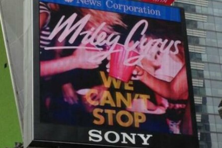 Το εξώφυλλο του νέου της single παρουσίασε η Miley Cyrus