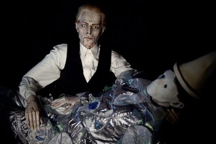Ο David Bowie γιορτάζει το Halloween με ένα βίντεο-έκπληξη