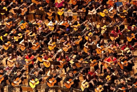 Ο Βαγγέλης Μπουντούνης και οι 100 κιθαριστές στον Ιανό