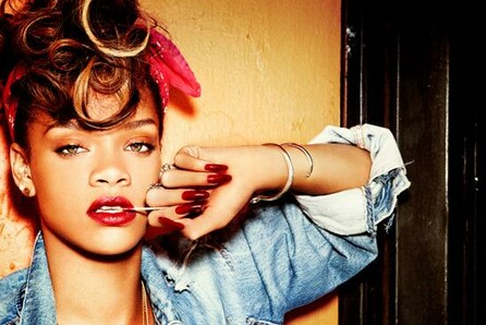 Η Rihanna γράφει ιστορία στα βρετανικά τσαρτ