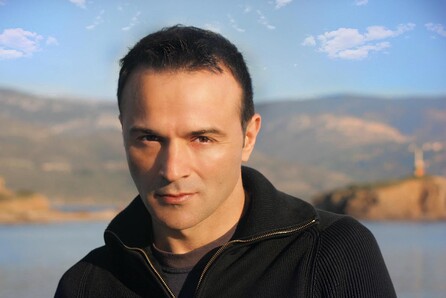 Ο σκηνοθέτης Γιώργος Ηλιόπουλος μιλά για την παράσταση «Bedtimes Stories»