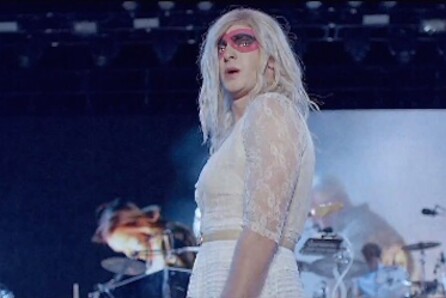 O Spiderman γίνεται drag queen για χάρη των Arcade Fire