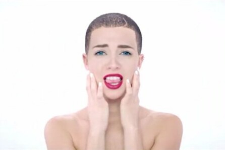 O Drake μεταμορφώνεται σε Obama, Miley Cyrus και Justin Bieber