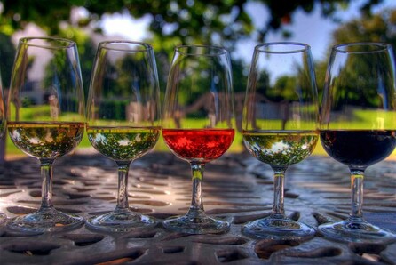 15 μικροί Έλληνες οινοπαραγωγοί στο «A Sip for a Cause»