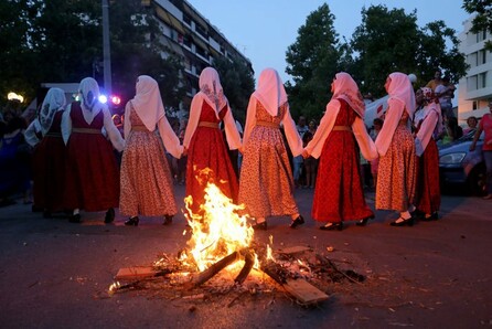 Η Αθήνα γιορτάζει τον Αϊ-Γιάννη τον Κλήδονα στην πλατεία Κουμουνδούρου και την πλατεία Κυψέλης