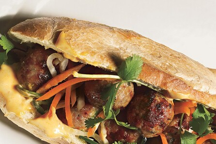 Bánh mì Mayhem: Βιετναμέζικα σάντουιτς και μουσική στον πεζόδρομο της Αβραμιώτου