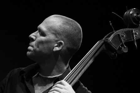 Ο Avishai Cohen καταφθάνει