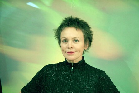 Η Laurie Anderson προσκεκλημένη Καλλιτεχνική Διευθύντρια στις εκδηλώσεις που διοργανώνει το Ίδρυμα Νιάρχος τον Ιούνιο