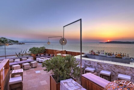 Ένα Martini Bar στο πιο όμορφο μπαλκόνι στον Αστέρα της Βουλιαγμένης