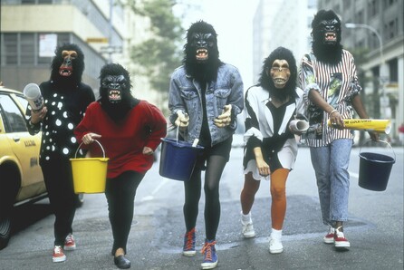 Οι Guerrilla Girls στη Στέγη