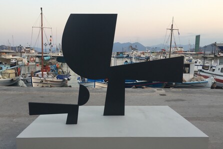 Ένα εξαιρετικό γλυπτό του Γιάννη Μόραλη μόλις έχει τοποθετηθεί στο λιμάνι της Αίγινας