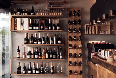 Warehouse CO2: Το wine bar των Εξαρχείων έρχεται και στο Κέντρο