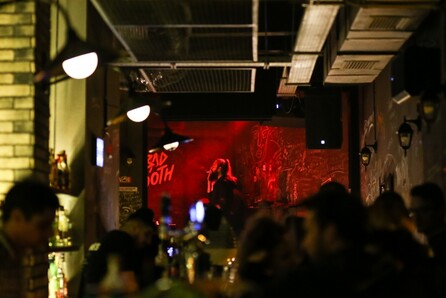 Bad Tooth: Επιτέλους, ένα αυθεντικό underground μπαρ στην Αθήνα που θα κάνουμε στέκι