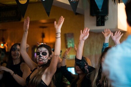 Dia de Los Muertos: Σ' αυτό το πάρτι του Dos Hermanos και οι νεκροί ζωντανεύουν