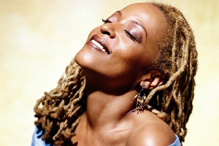 Cassandra Wilson “Μια φωνή που ξέρει να μαγεύει”