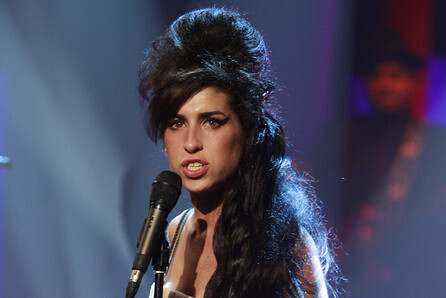 Η Amy Winehouse ξαναζωντανεύει και μας τραγουδά!