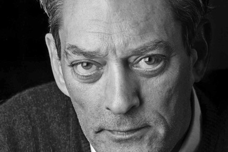 O Paul Auster υπογράφει τα βιβλία του στον Ιano