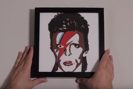 Η Ελίζα Αλεξανδροπούλου παίζει την Pop Art στα δάχτυλα
