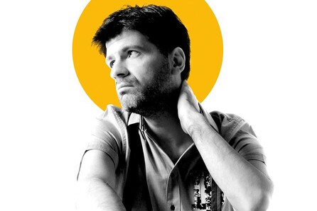 Ο Φοίβος Δεληβοριάς γίνεται dj για μια νύχτα