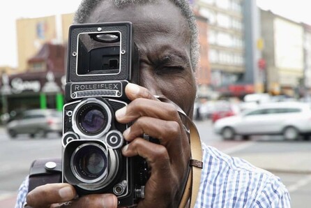 Documenta 14: Συζήτηση με τον Akinbode Akinbiyi και η ενδιαφέρουσα ιστορία ενός ζευγαριού παπουτσιών
