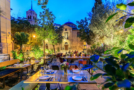 Καλοκαίρι στην πλατεία του By the glass