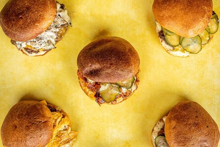 Το Smash’n Bun γράφει το νέο success story στο αυθεντικό street food με το ζουμερό Smash burger, το τραγανό Κorean fried chicken και το απολαυστικό grilled cheese sandwich κι ανατρέπει τα δεδομένα