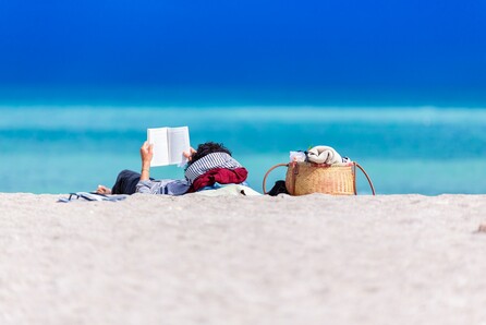 Καλοκαιρινά αναγνώσματα: Πέντε βιβλιοφιλικές προτάσεις για τις φετινές διακοπές 