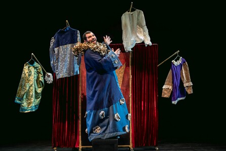 "Τα καινούργια ρούχα του Αυτοκράτορα”, μια ελεύθερη θεατρική διασκευή του παραμυθιού του Χανς Κρίστιαν Άντερσεν