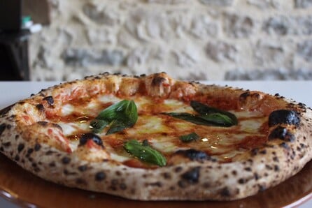 Il Pazzo: Στα Γιάννενα φάγαμε αυθεντική Ναπολιτάνικη pizza σε ένα spot που αφηγείται τη δική του ιστορία 