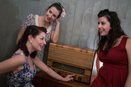 «Les Trois Femmes Swinging on the Train» στο Μουσικό Βαγόνι Orient Express