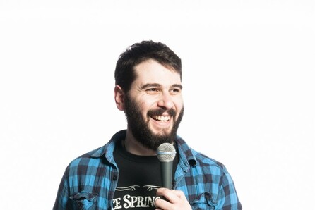 "Δουλίτσα Να Υπάρχει": το Stand-Up Comedy από τον Πάρι Ρούπο