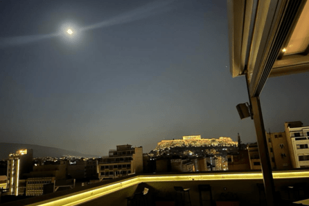 OLYMPIAS, THE ROOFTOP BAR: Μουσική στην Πανσέληνο