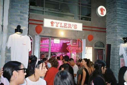 Tyler's: Bao buns, δροσιστικά cocktails και πολλή μουσική σε ένα μεγάλο street party 